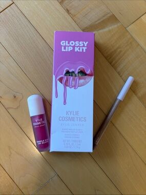 Kylie Cosmetics Glossy Lip Kit
